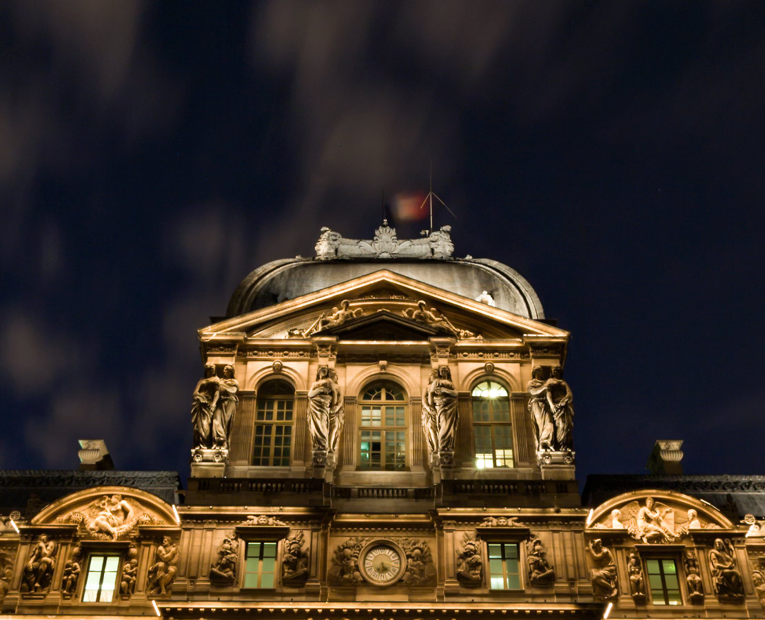 Pavillon de l'Horloge de la Cour Carrée du Louvre de nuit, Musée du Louvre, Paris 