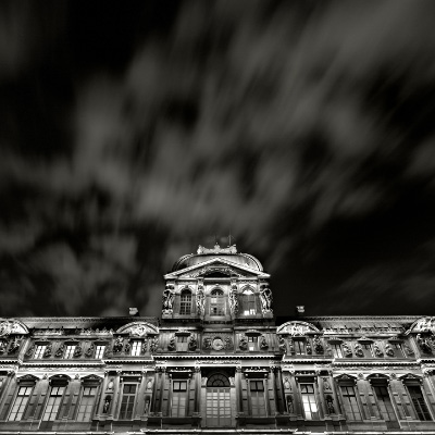 La Cour Carrée du Louvre et nuages (netb)