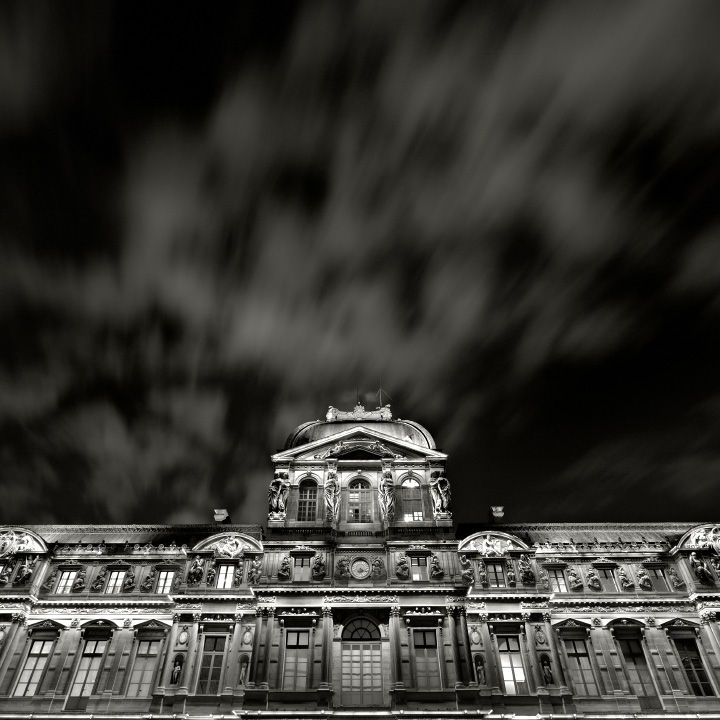 La Cour Carrée du Louvre de nuit en noir et blanc 
