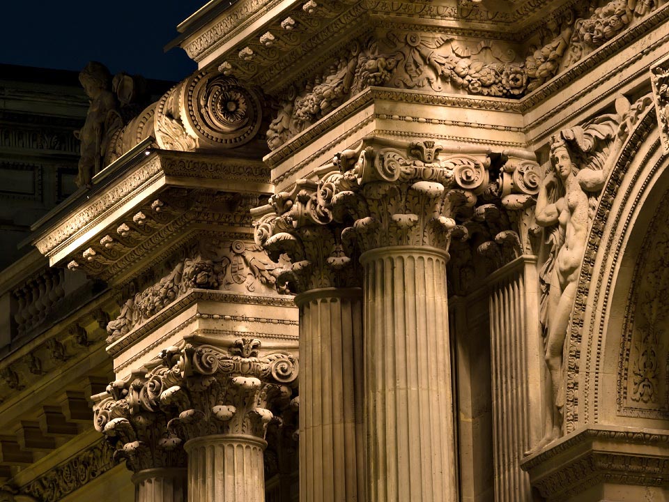 Chapiteaux corinthiens du musée du Louvre de nuit 