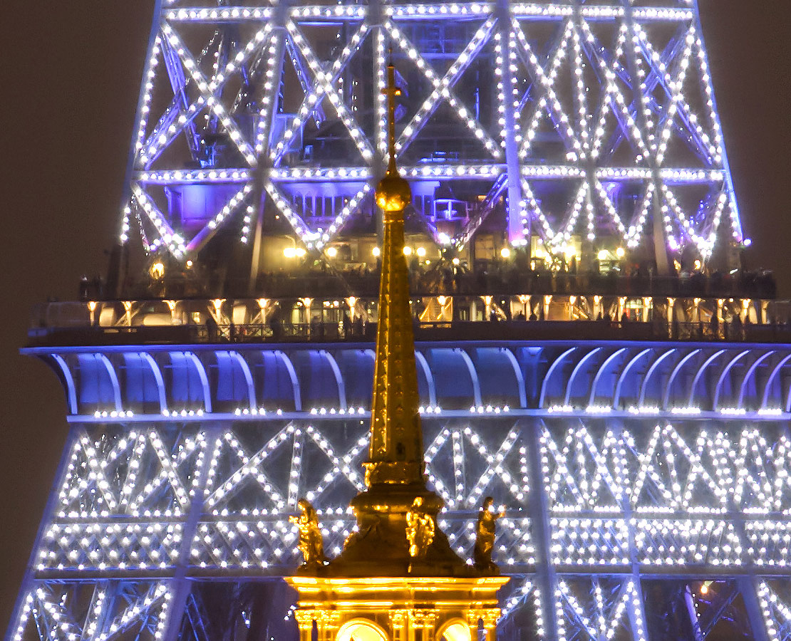 Le Dôme des Invalides se détach devant la tour Eiffel de nuit, Paris