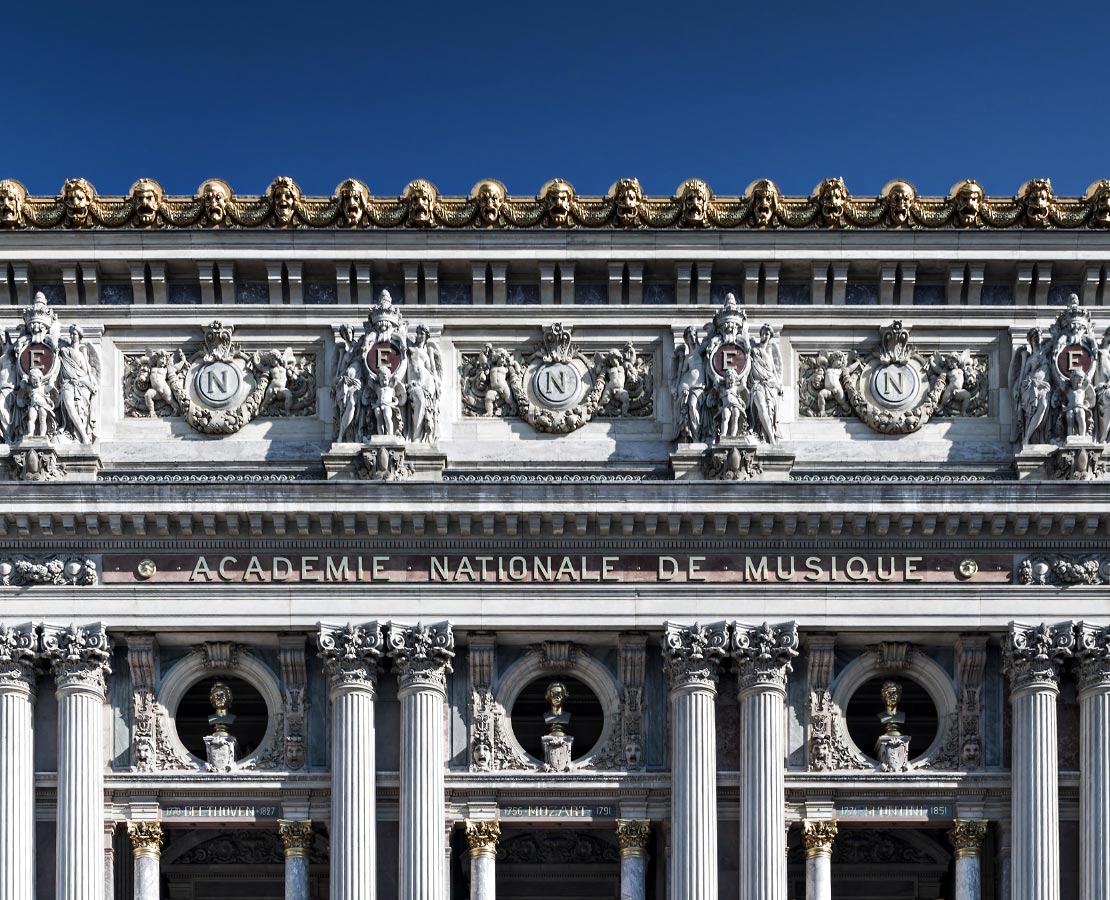 Détail de la façade de l'opéra Garnier à Paris