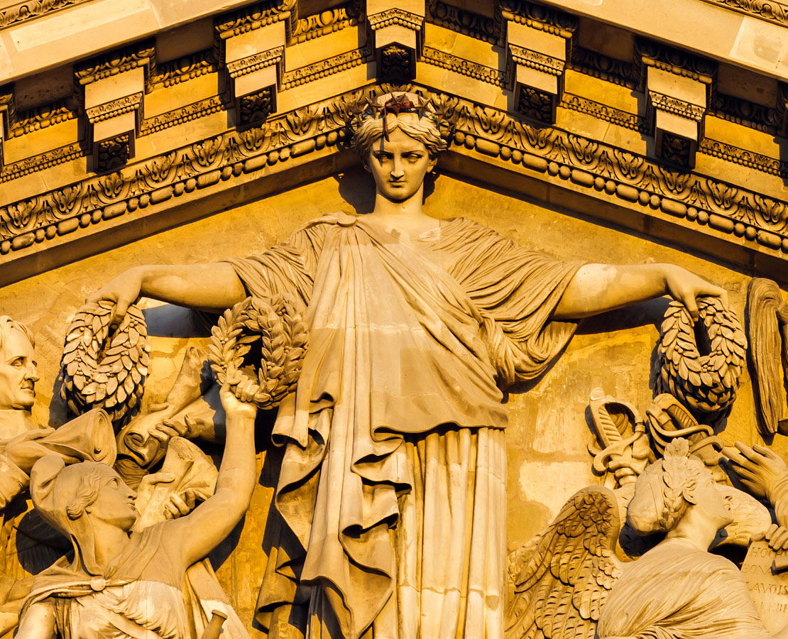 Détail du fronton du Panthéon de Paris - La patrie distribue les couronnes