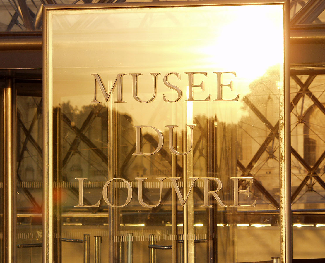 Entrée du Musée du Louvre, esplanade Napoléon