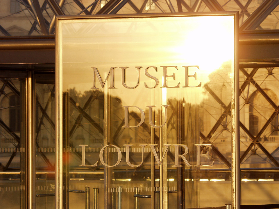 Entrée du musée du Louvre au coucher du soleil