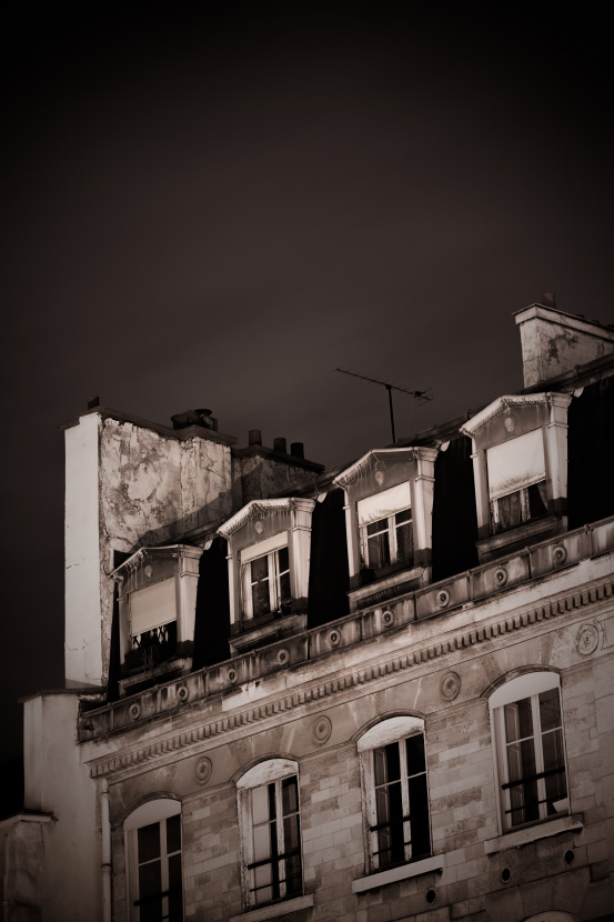Immeuble parisien de nuit