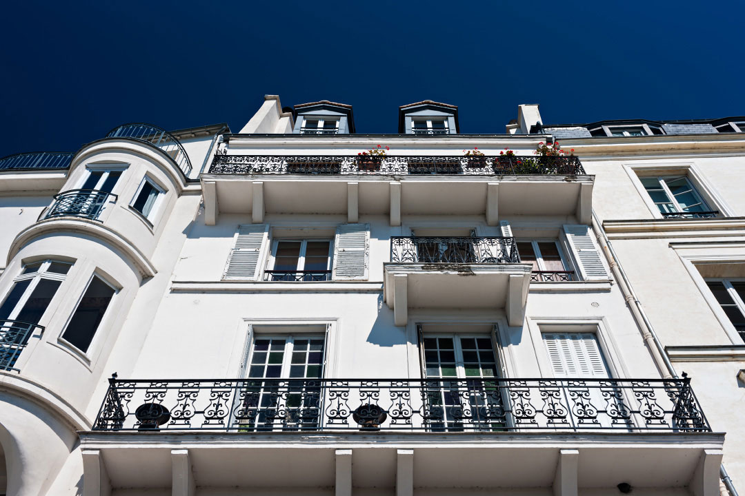 façade d'immeuble blanc quai d'Orléansà Paris, sur l'ile Saint-Louis