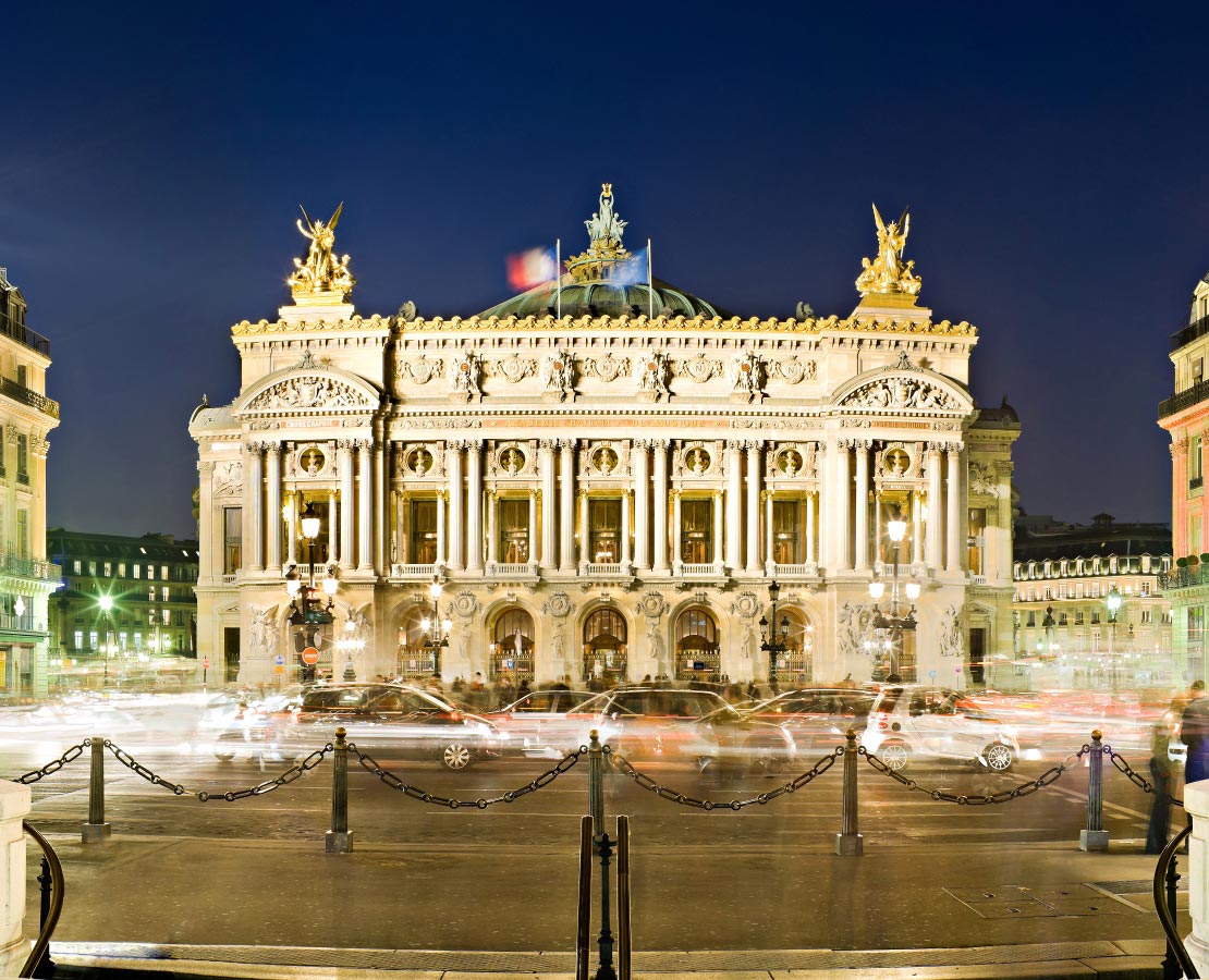 Façade de l'opéra Garnier à Paris de nuit