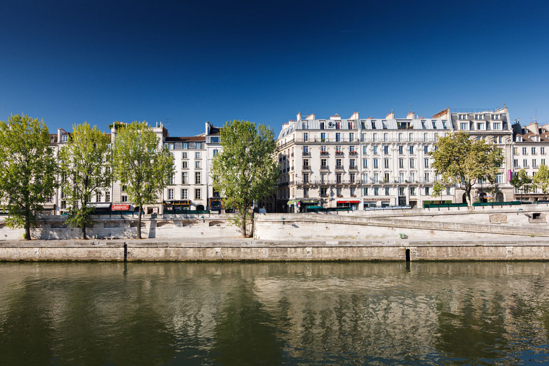 façades du quai des Grands Augustins, quais de Seine à Paris