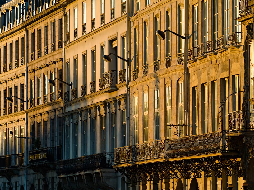 Façades d'immeubles quai Voltaire au lever du soleil