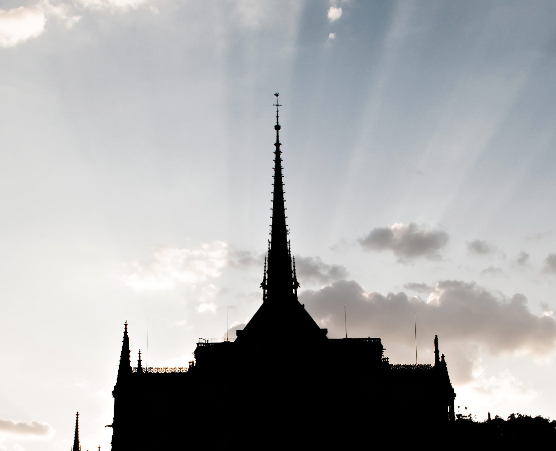 La flêche de la cathédrale Notre-Dame de Paris avril l'incendie d'avril 2019 en ombre chinoise