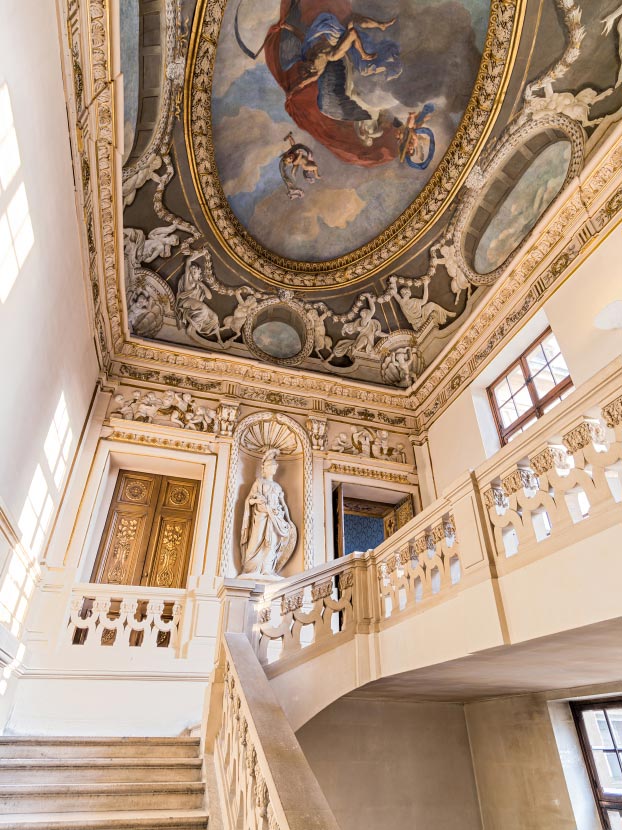 Le grand escalier de l'Hôtel de Lauzun à Paris et son plafond