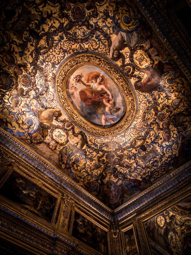 Plafond peint de l'antichambre de l'Hôtel de Lauzun à Paris