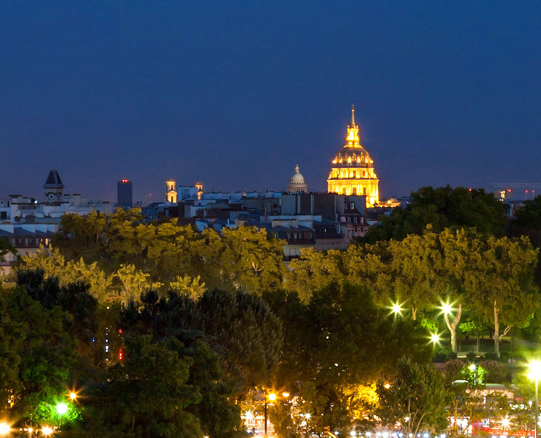 Détail sur le dôme des Invalides, le Panthéon et l'église Sulpice vue depuis l'esplanade du Trocadéro, Paris