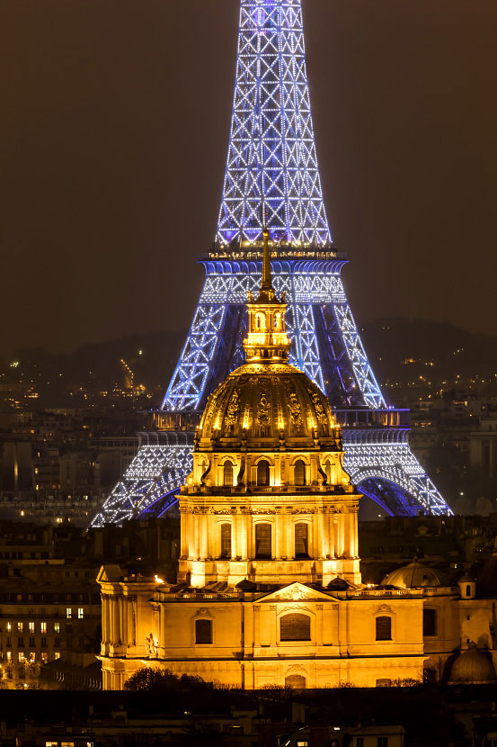 Les Invalides et la tour Eiffel de nuit 