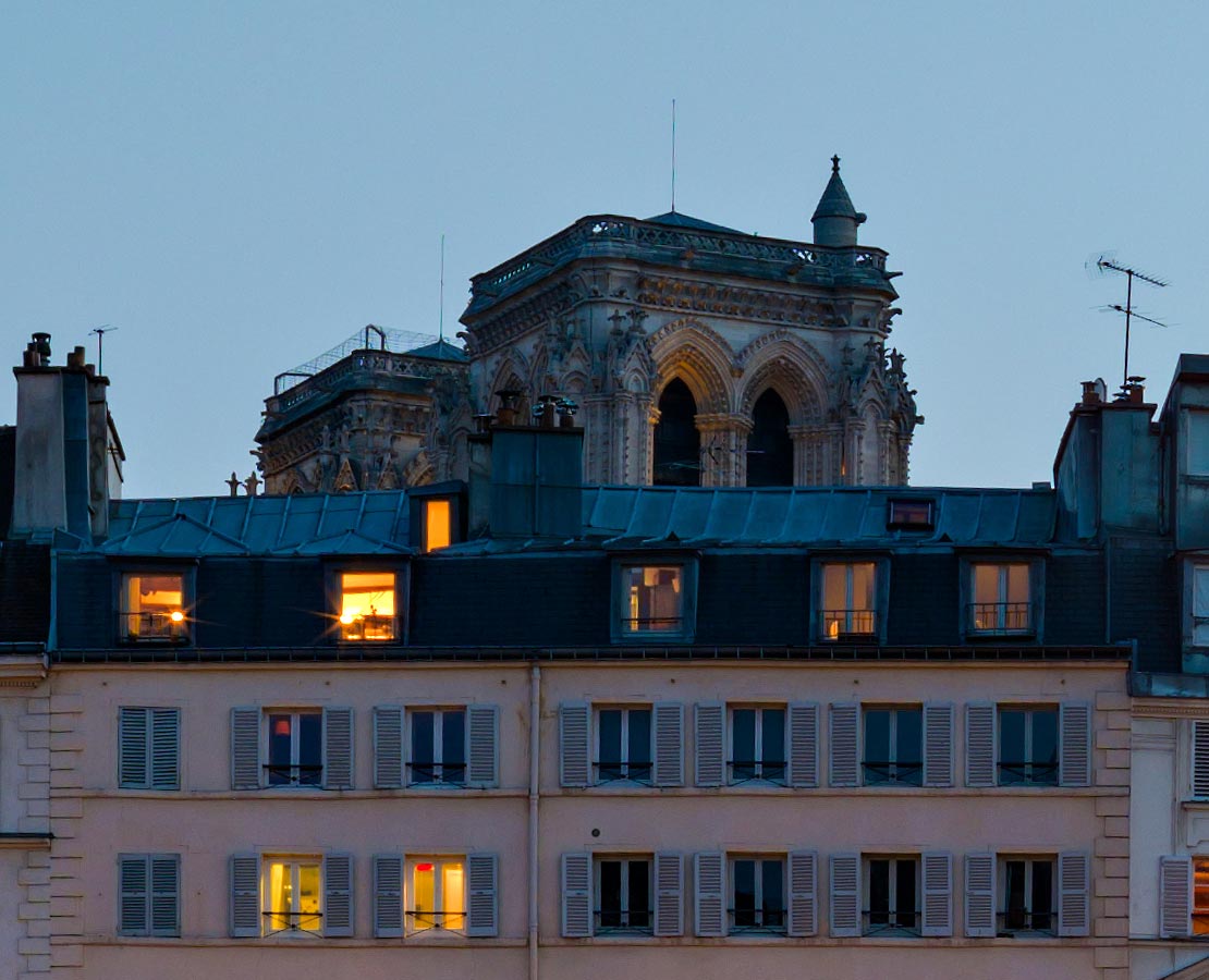 Les tours de la cathédrale Notre-Dame-de-Paris se détachent derrière les façades d'immeubles du quai aux Fleurs sur l'ile de la Cité