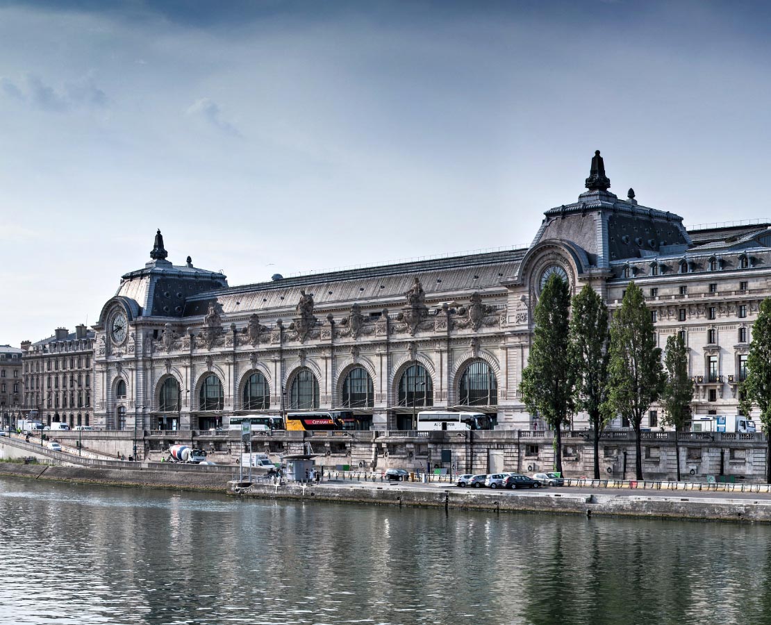 Façade du musée d'Orsay au pied de la Seine