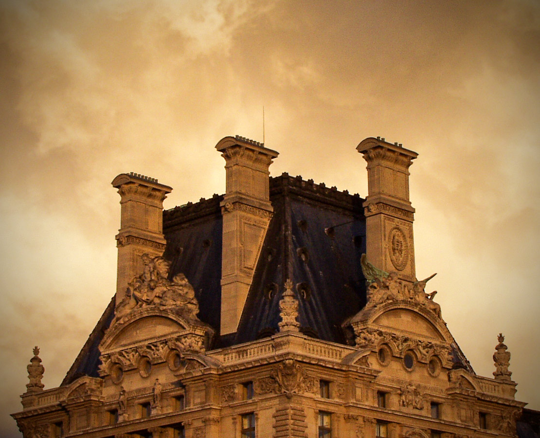 Musée du Louvre sous un ciel d'orage