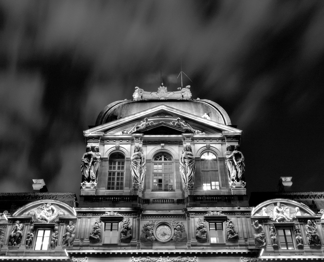 Pavillon de l'Horloge de la Cour Carrée du Louvre de nuit, Paris 