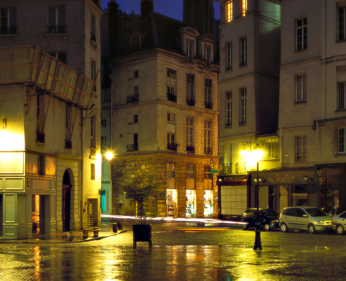 La place des Petits Pères sous la pluie, Paris