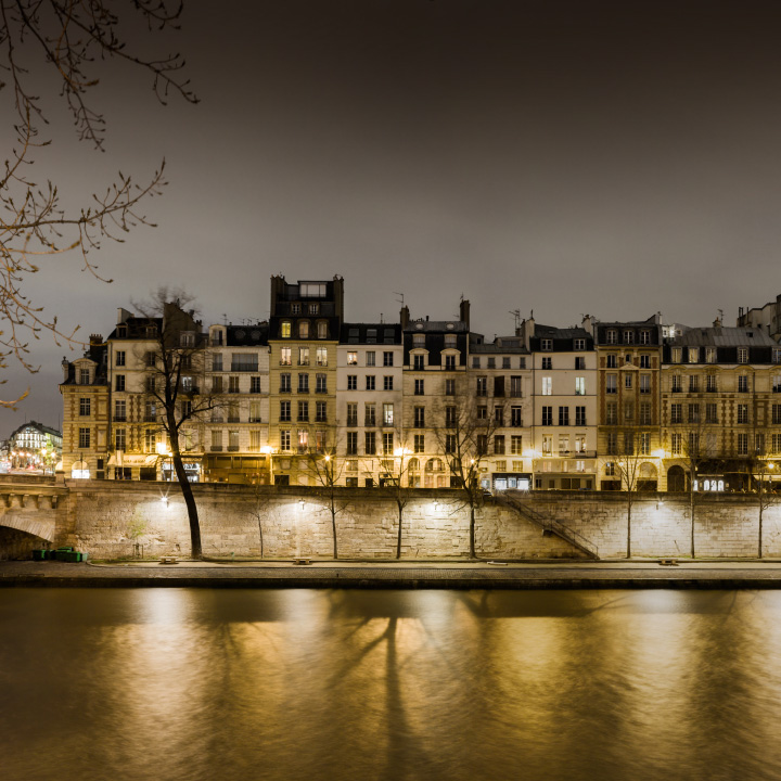 Quai des Orfèvres sur l'île de la Cité et la Seine de nuit 