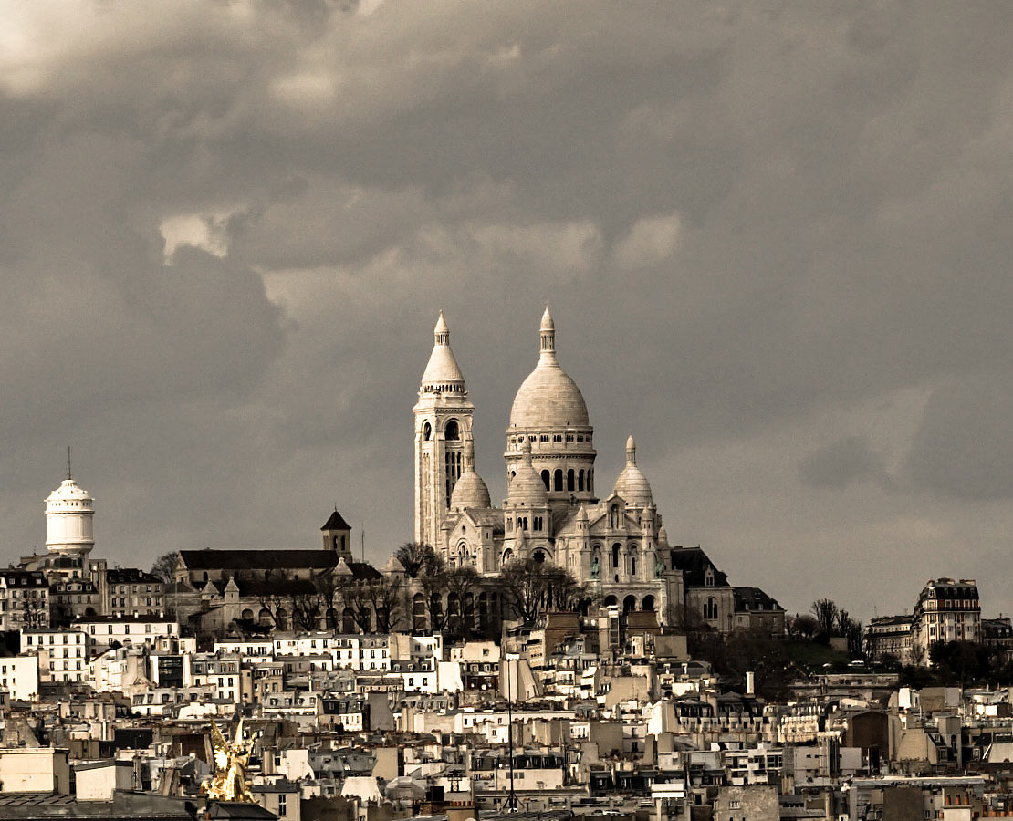 Le Sacré-Cœur de Montmartre surplombe les toits de Paris