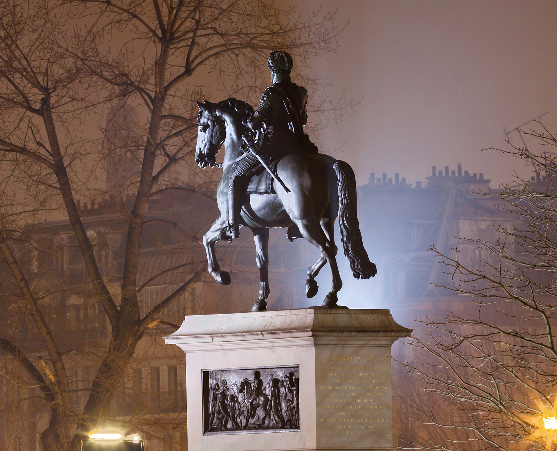 Statue Henri IV du Pont-Neuf à Paris de nuit