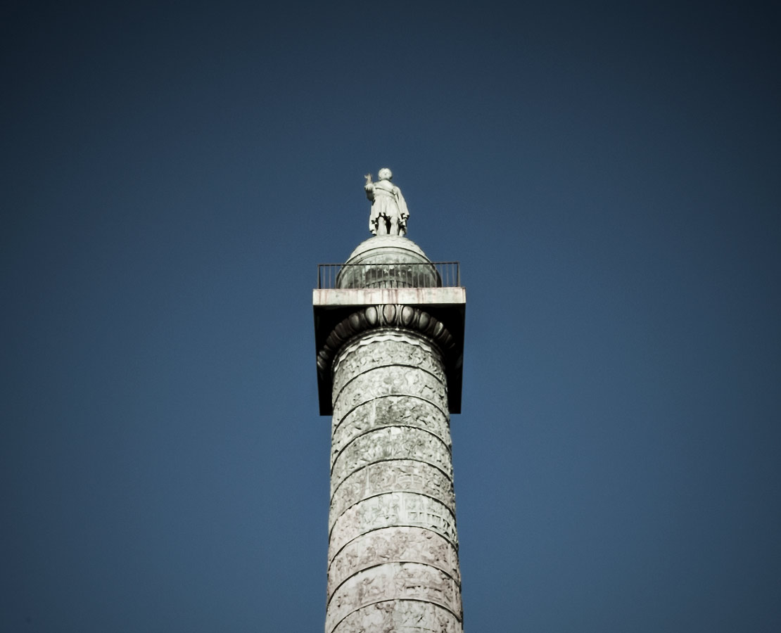 La Statue de Napoléon en César en haut de la colonne Vendôme - Place Vendôme, Paris -