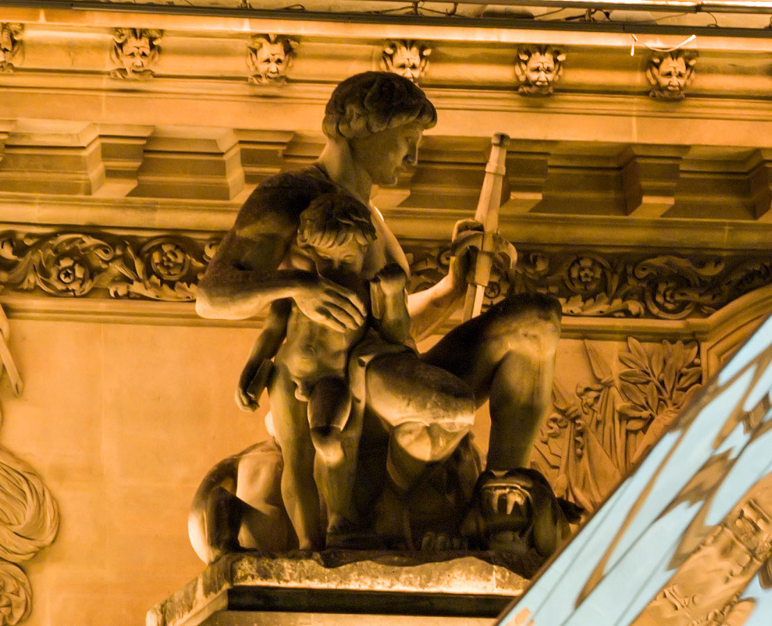 Statue de l'Ordre dans la cour Napoléon du Louvre