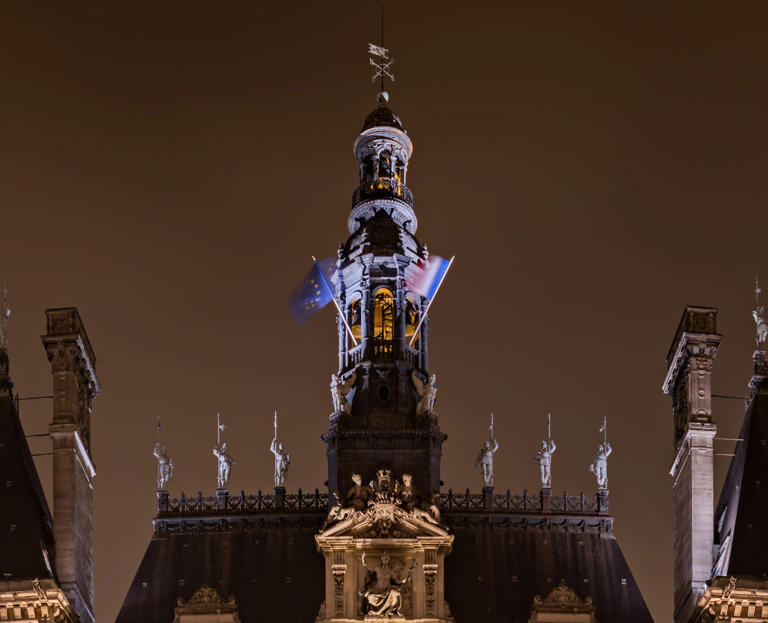 Statues et campanile de la toiture de l'Hôtel de Ville de Paris