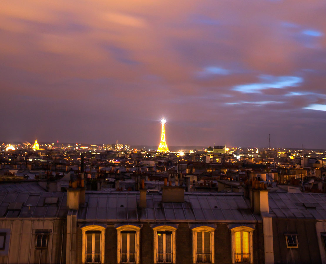 Les toits de Paris et la tour Eiffel de nuit