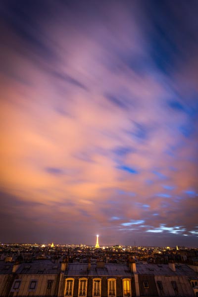 Les toits de Paris et le Tour Eiffel au crépuscule