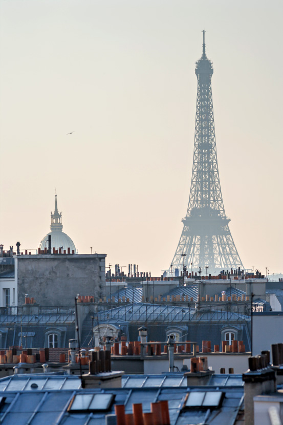 La tour Eiffel, le Dôme des Invalides et les toits de Paris