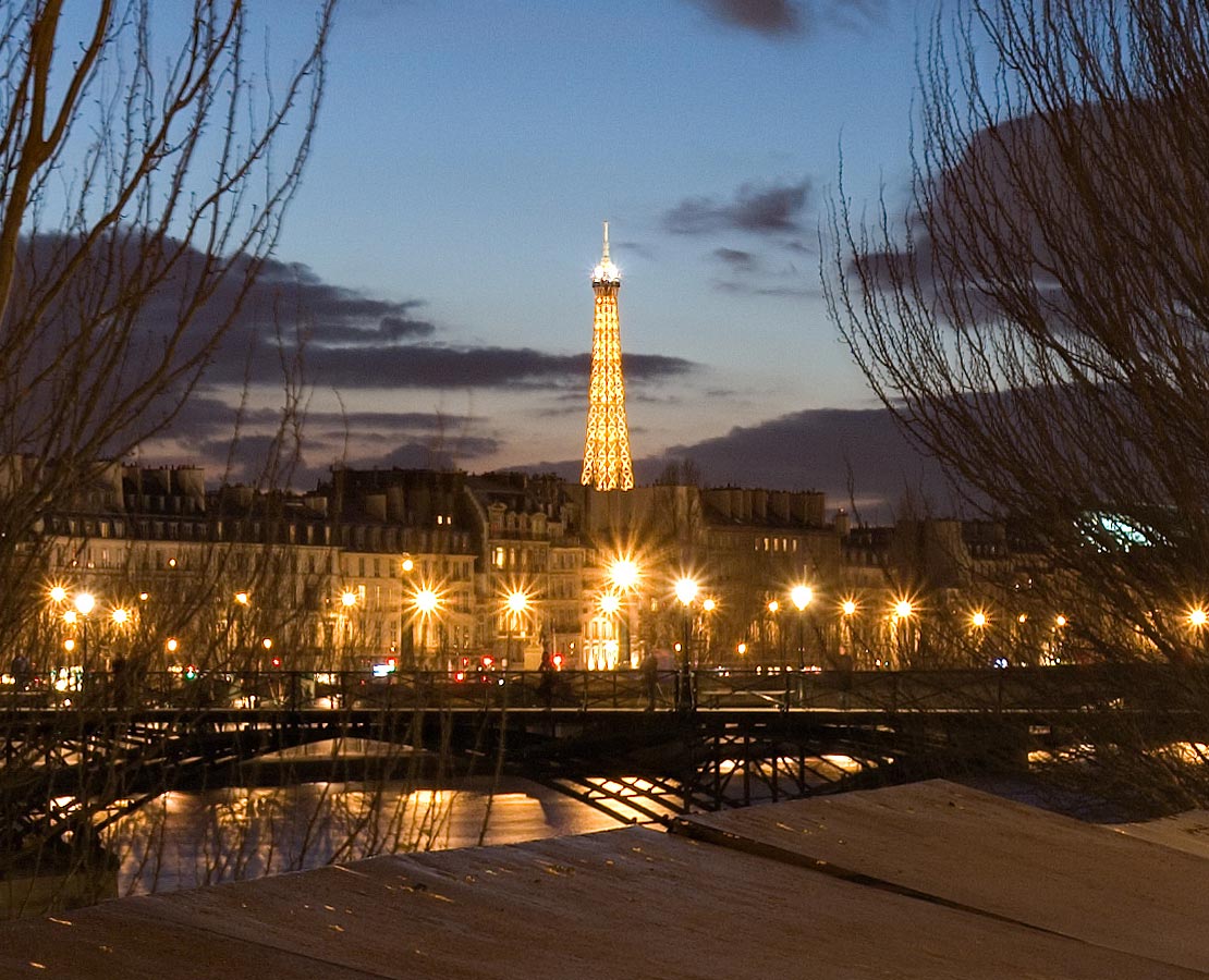 La tour Eiffel et le pont des Arts au crépuscule