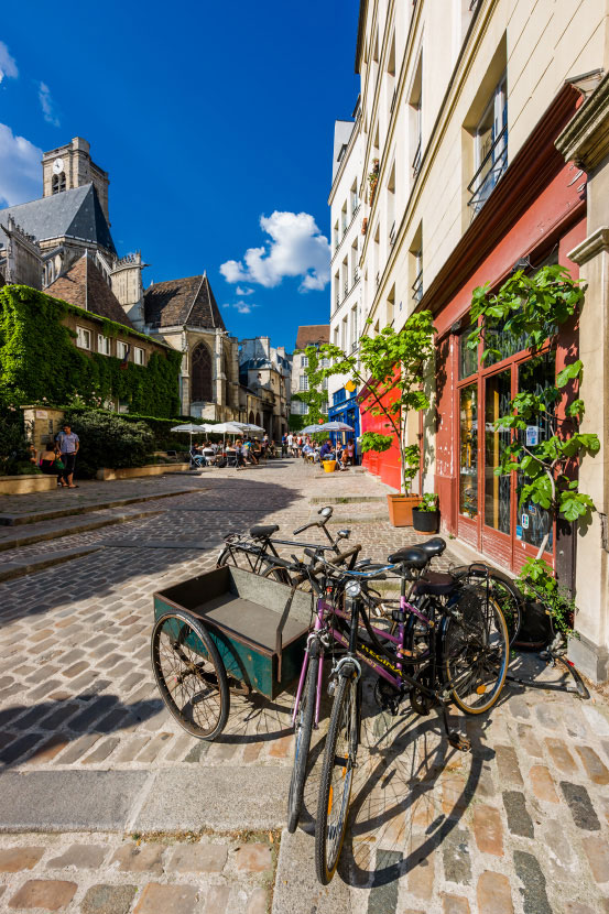 Vélos de la rue des Barres derrière l'église Saint-Gervais-Saint-Protais, Paris -Photo de la rue des barres à Paris