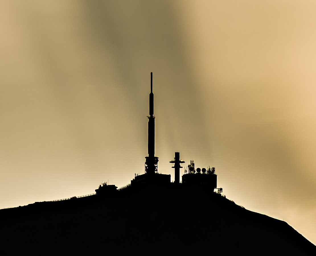 
Les antennes du puy-de-Dôme se projètent en ombre chinoise sur les nuages au coucher du soleil...