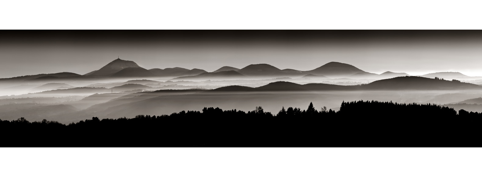 Le Puy-de-Dôme et les volcans d'Auvergne en noir et blanc