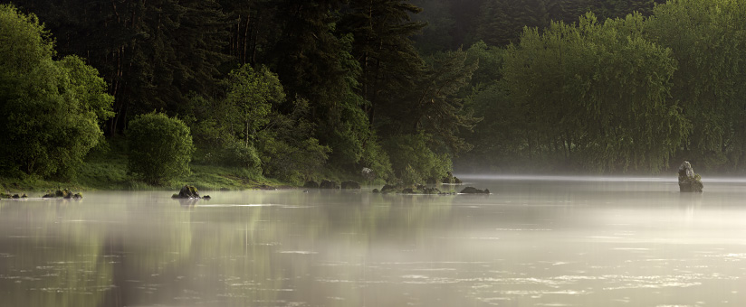 brume sur le lac de la Cassière en Auvergne