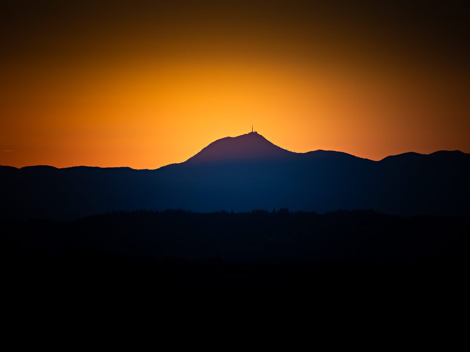 Le puy-de-Dôme au coucher du soleil