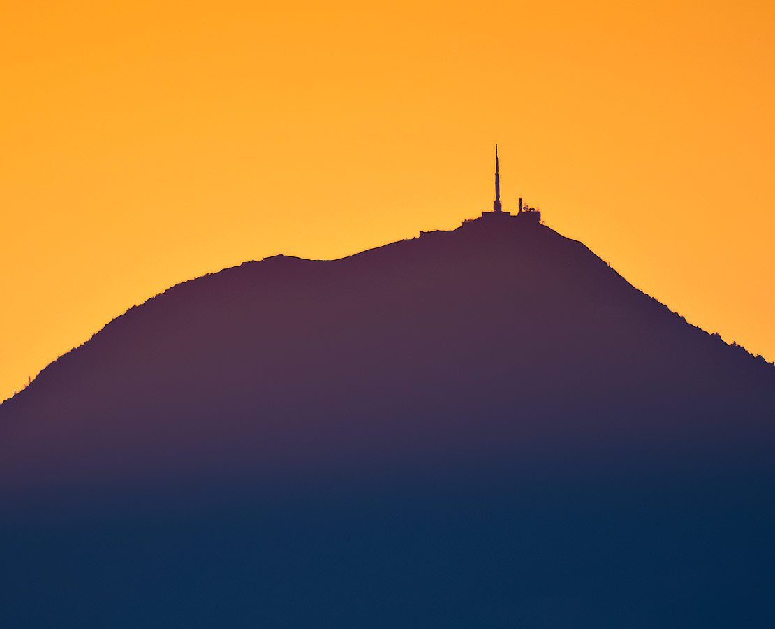 
Le Puy-de-Dôme et son antenne au coucher du soleil