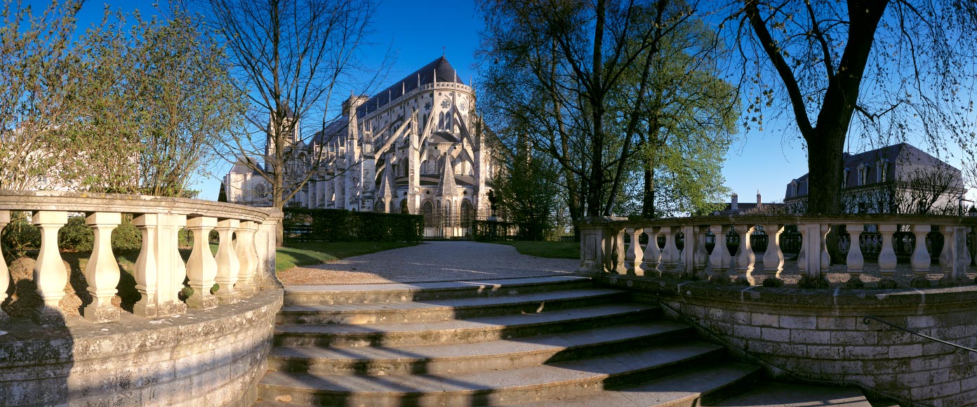 La cathédrale Saint-Etienne de Bourges depuis le jardin de l'Archevêché 