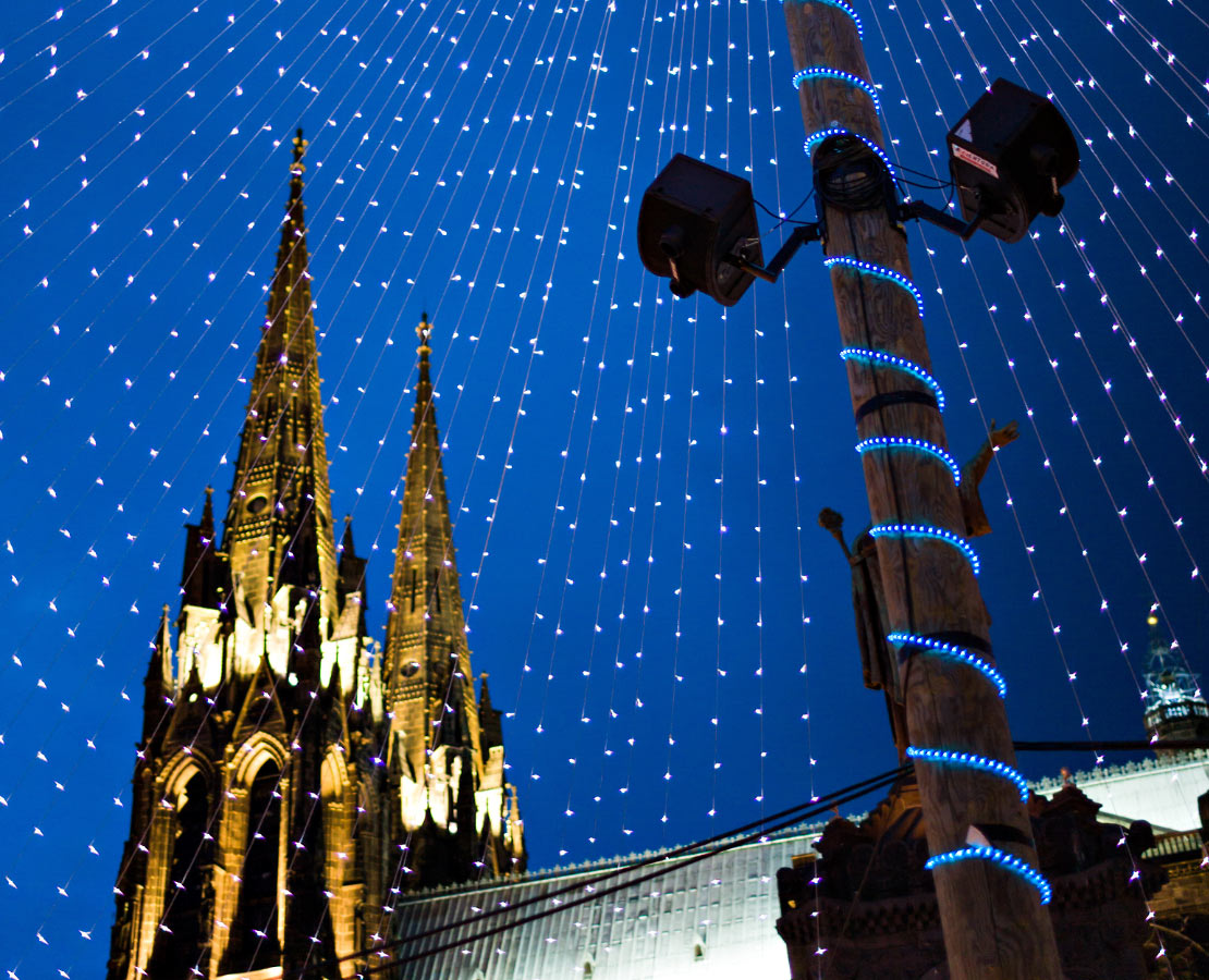 La cathédrale de Clermont-Ferrand derrière les guirlande de Noël de la place de la Victoire