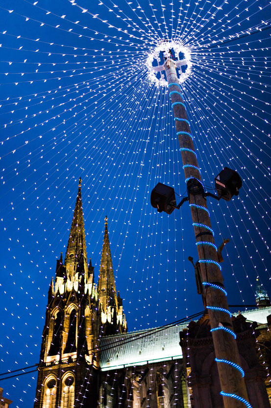 La cathédrale de Clermont-Ferrand derrière les guirlandes de la place de la Victoire à Noël