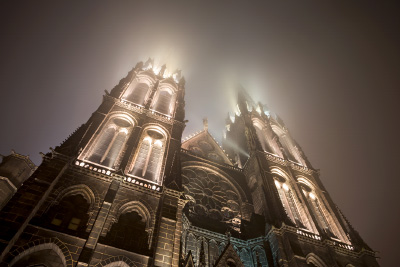 Façade ouest de la cathédrale de Clermont-Ferrand dans le brouillard