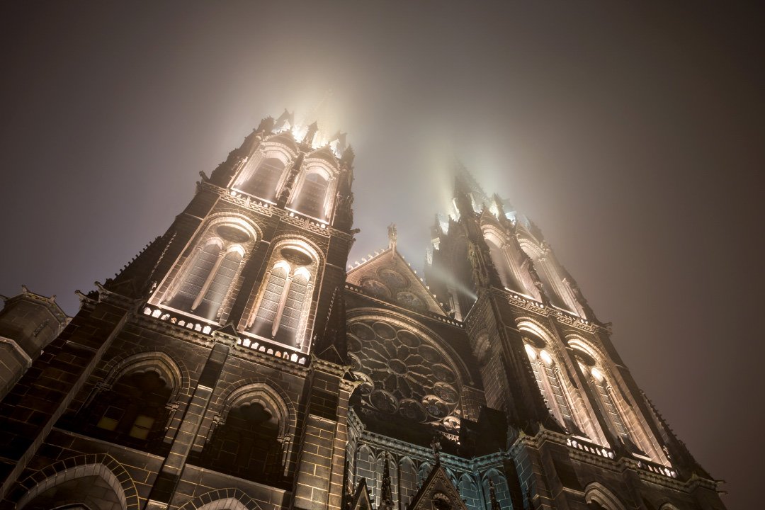 Façade occidentale de la cathédrale de Clermont-Ferrand dans le brouillard