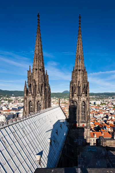 Les deux clochers de la cathédrale de Clermont-Ferrand et le Puy-de-Dôme