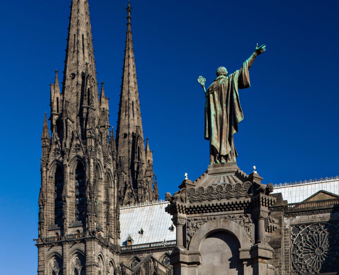 La statue Urbain II devant les clochers de la cathédrale Notre-Dame-de-l'Asssomption de Clermont-Ferrand