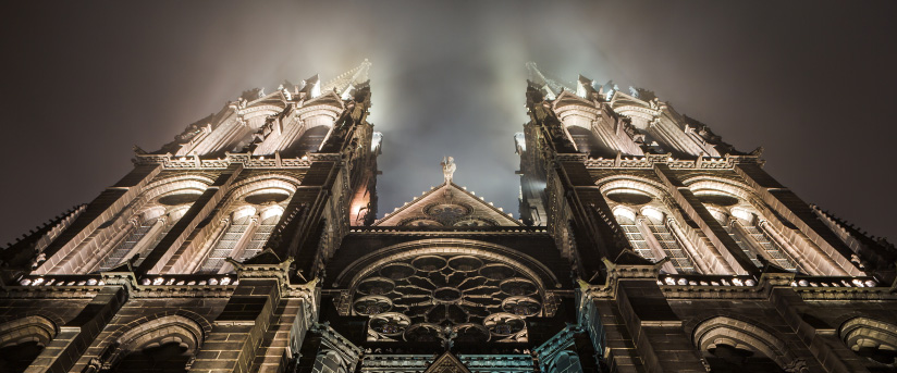 Les clochers de la cathédrale de Clermont-Ferrand dans le brouillard