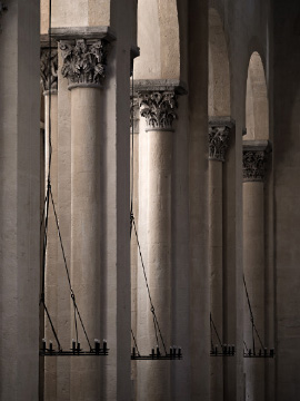 Les colonnes de la nef de Notre-Dame du Port à Clermont-Ferrand