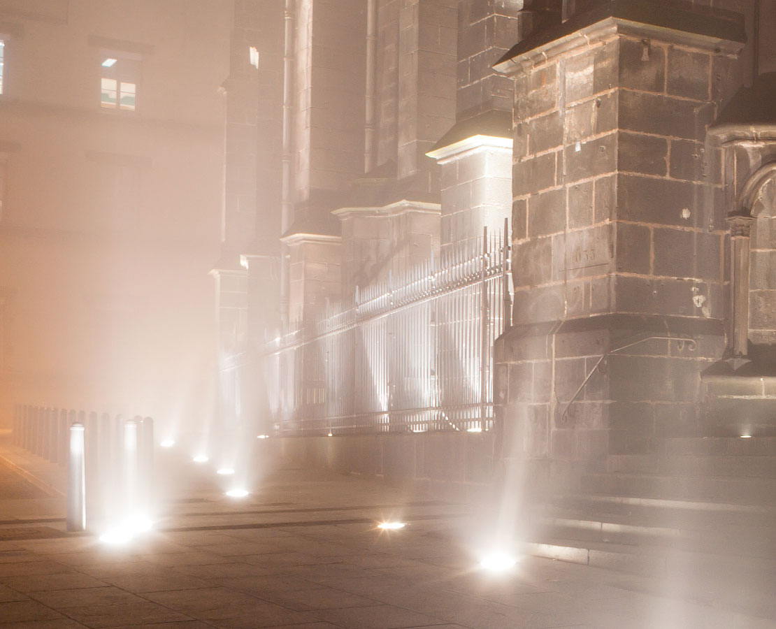 Façade nord de la cathédrale Notre-Dame-de-l'Assomption de Clermont-Ferrand dans le brouillard